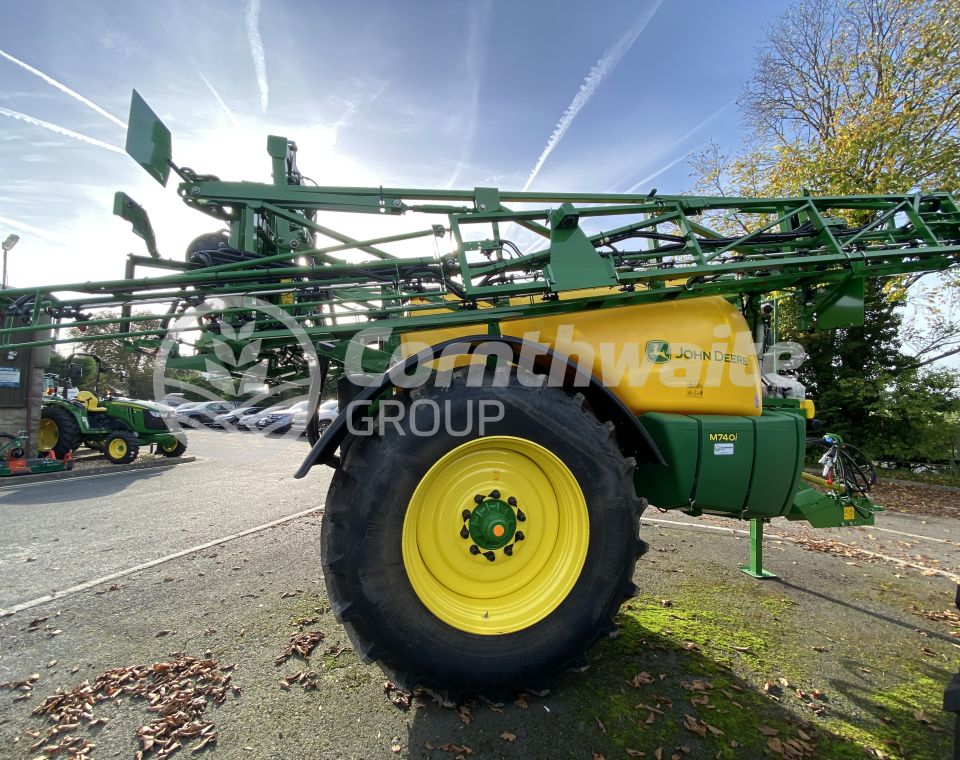 John Deere M740i