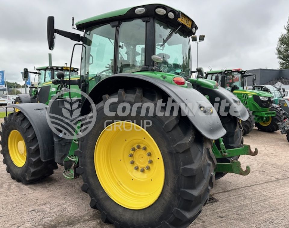 John Deere 6215R