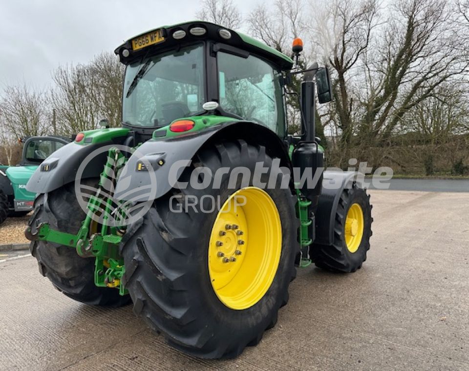 John Deere 6215R