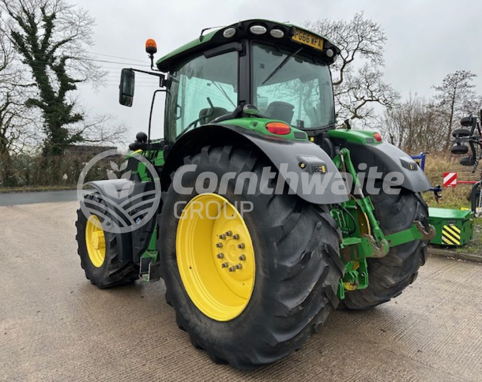 John Deere 6215R